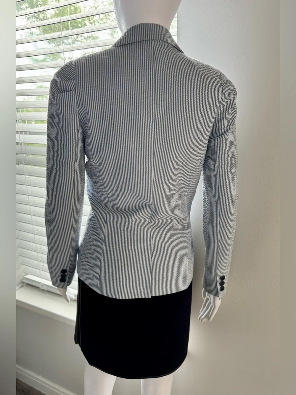 H&M women's seersucker blazer (blue and white stripe). Sz-4. Fitted H&M blazer